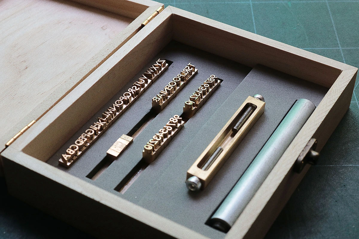 coffret alphabet marquage cuir