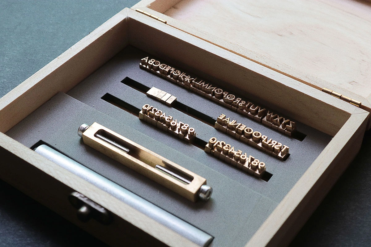 coffret alphabet marquage cuir