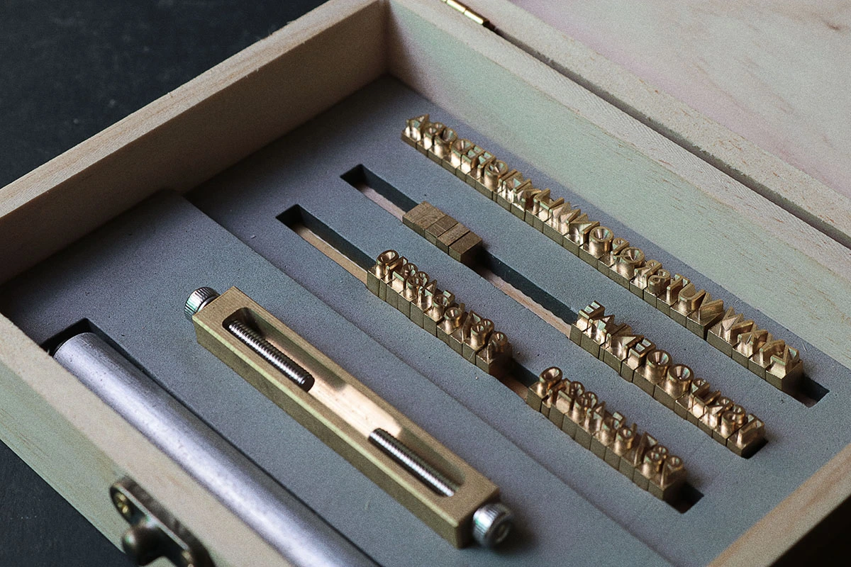 coffret alphabet marquage cuir