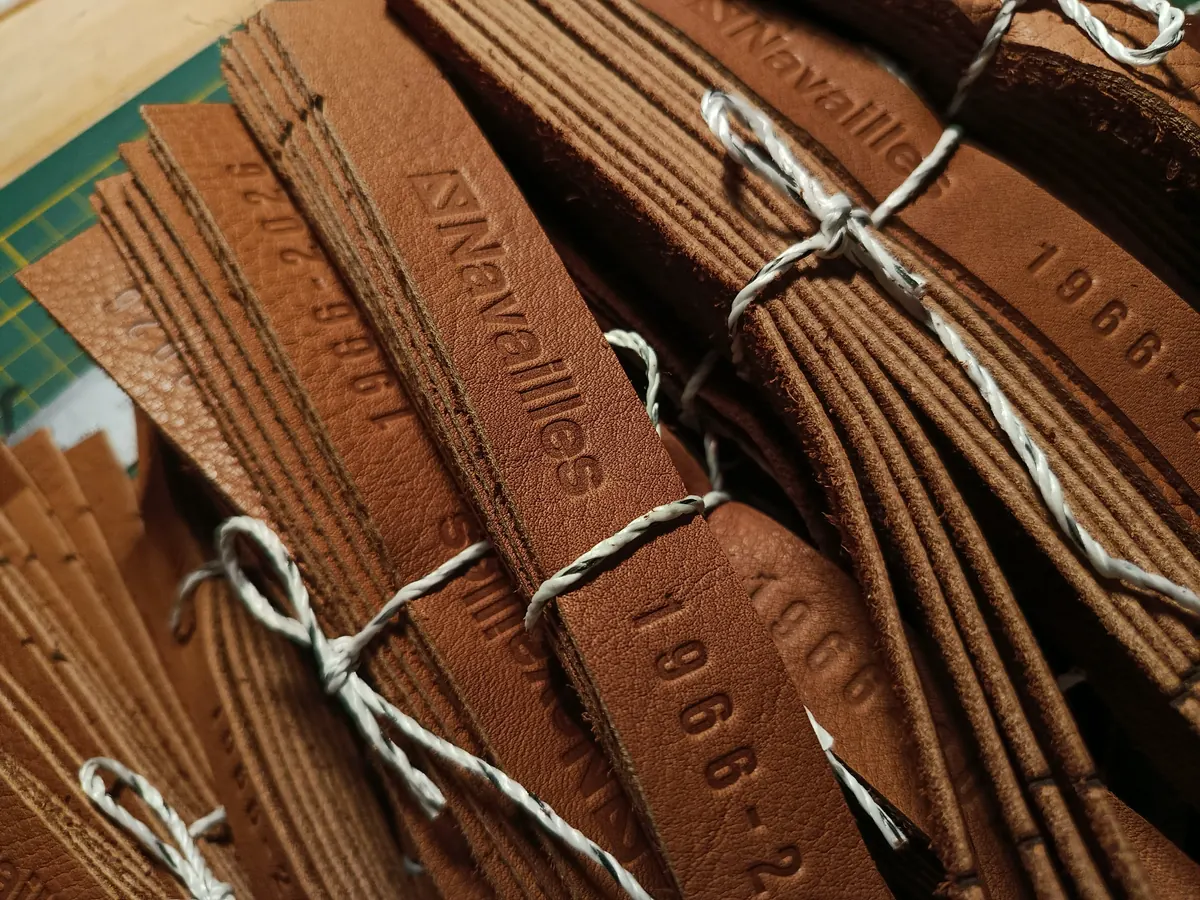 lanières en cuir marquées à chaud, prestation de marquage sur cuir