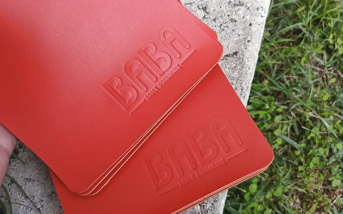 marquage à froid d’un logo sur cuir rouge, prestation de marquage sur cuir